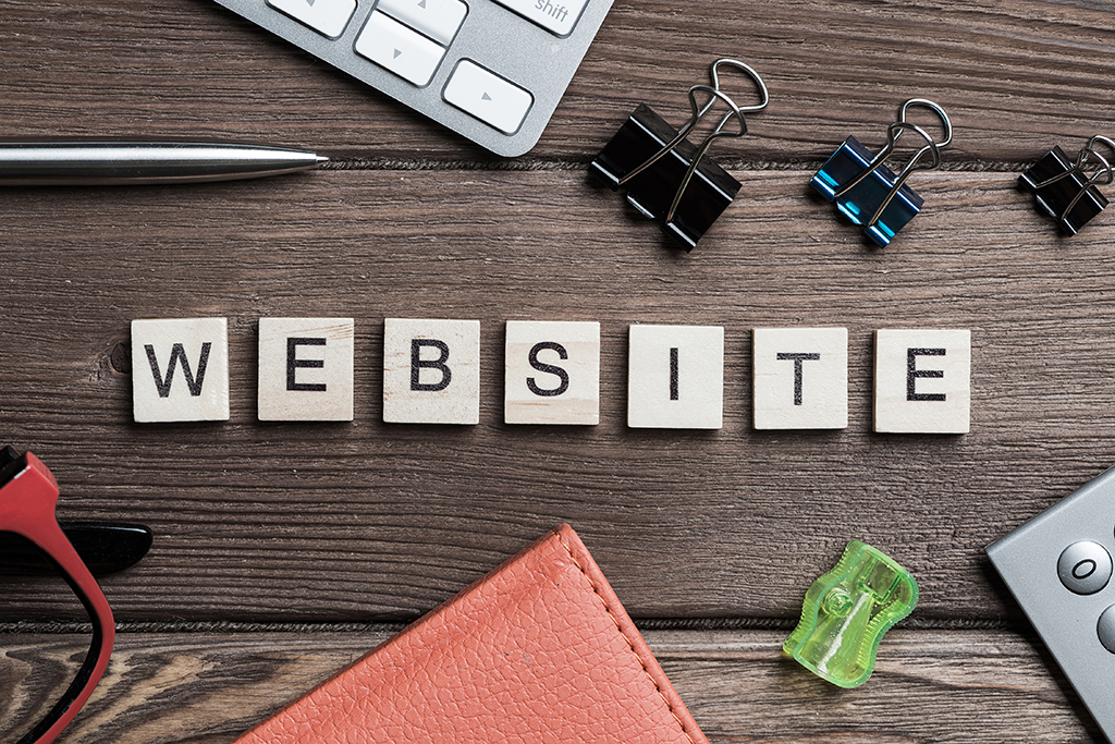 Pourquoi avoir un site web reste essentiel pour toute organisation, et pourquoi il doit être accompagné des réseaux sociaux